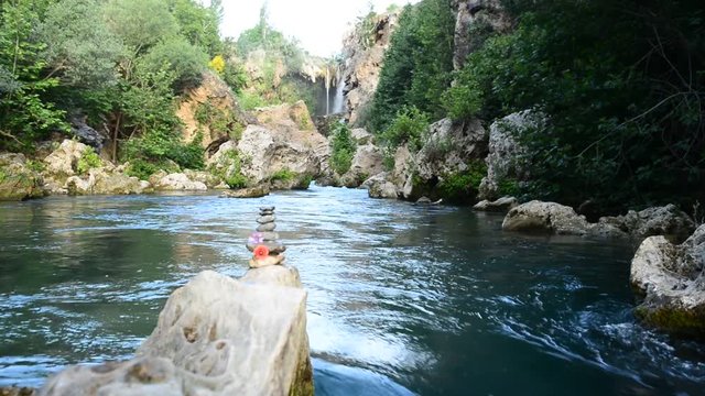 turkuaz şelale suları ve zen taşları
