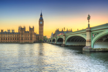 Fototapeta premium Big Ben i Westminster Palace w Londynie o zachodzie słońca, Wielka Brytania