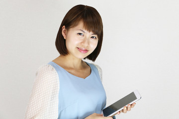 タブレットを操作する若い女性