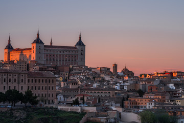 Fototapeta premium Vista del Alcázar de Toledo al atardecer (España)