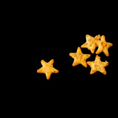 Foto op Plexiglas snack salati a forma di stella, su fondo nero, formato quadrato © sonia62