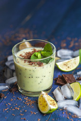 Smoothie with kiwi, banana and chocolate chips