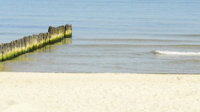  Buhnen am Ostseestrand in Stolpm&uuml;nde, Polen