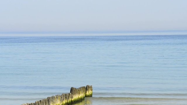 Buhnen am Ostseestrand in Stolpm&uuml;nde, Polen