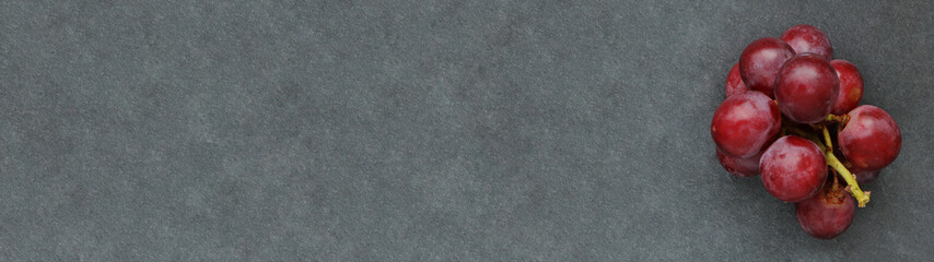 Grappe de raisin rouge sur ardoise... carte menu bannière 