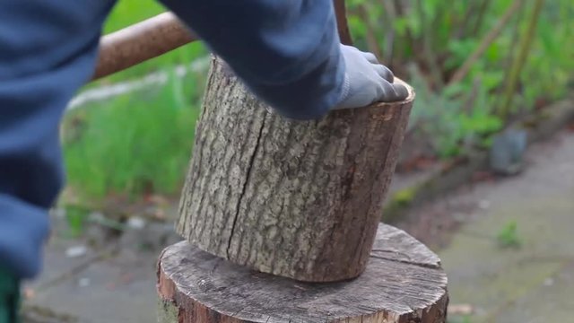 Holz hacken mit altmodischer Axt