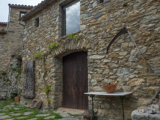 Fachada de casa de piedra en el pueblo de La Roca en el Ripolles, Girona Catalu&ntilde;a viajando por Espa&ntilde;a en la primavera de 2016