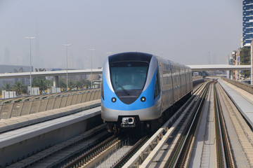 Fototapeta premium widok na pociąg metra w Dubaju