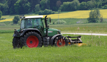 Landwirt beim Mähen