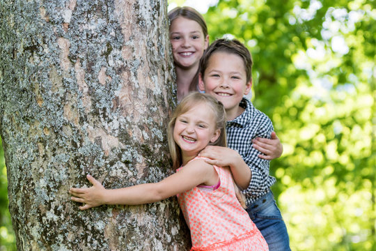 Drei Kinder beim spielen im Park