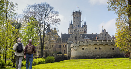Schloss Marienburg mit Wanderer