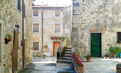 tradycyjne domy z kamienia w Toskanii.