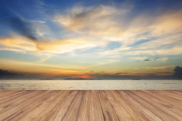 Crédence de cuisine en verre imprimé Mer / coucher de soleil Perspective de terrasse en bois contre le beau paysage marin au coucher du soleil