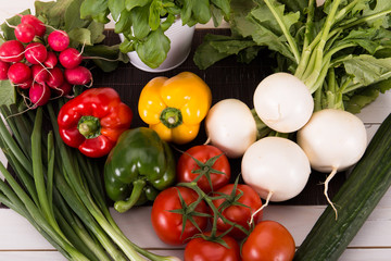 Fototapeta na wymiar Gemüse, Paprika, Tomate, Mairübchen, Gurke und Radieschen dekoriert