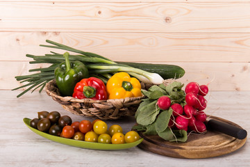 Gemüse, Paprika, Tomate, Gurke und Radieschen dekoriert