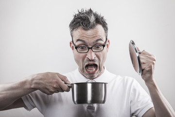 Koch erschrickt beim Blick in seien Stieltopf
