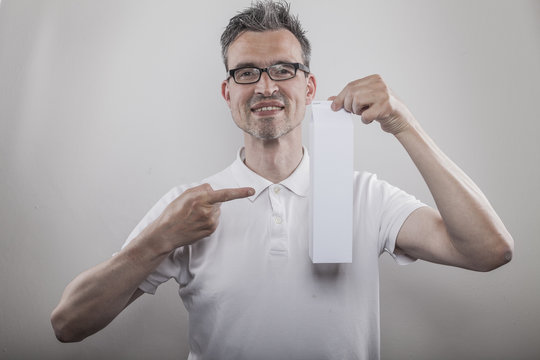 Milchproduzent pr&auml;sentiert ein Milchprodukt in einem Milchkarto