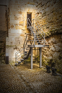 escalera metalica ruinas muralla salamanca