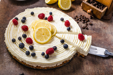 Lemon cheesecake with berries