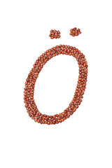 Buchstabe Ö aus Roten Bohnen auf weiß isoliert