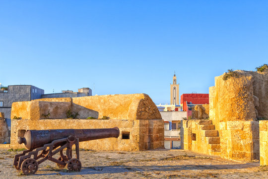 Historische Kanonen stehen in der portugiesischen Festungsstadt El Jadida in Marokko an der K&uuml;ste des leuchtend blauen Atlantik mit einer wundersch&ouml;nen Altstadt