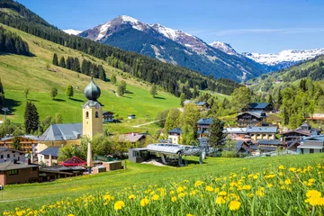 Fotobehang Uitzicht over het dorp Saalbach in de zomer, Oostenrijk © mRGB