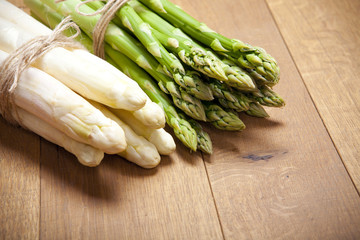weißer und grüner Spargel, roh, auf Holz Hintergrund