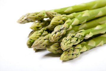 grüner Spargel, weißer Hintergrund