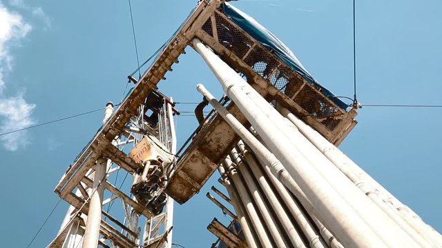 drilling rig Descent tubes with a crane