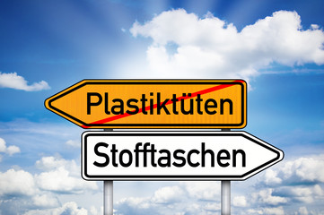 Fototapeta premium Schild mit Wegweiser und Stoffbeutel, Stofftaschen, Plastiktüten 