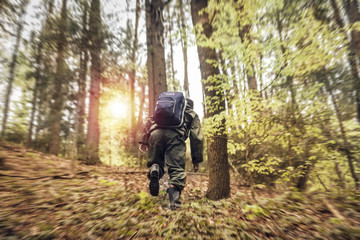 Obraz premium Young man hiking outdoor in the forest 