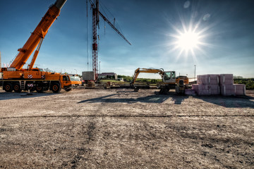 Baufahrzeug im gegenlicht