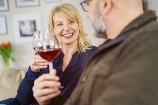 ehepaar genießt zuhause ein glas rotwein