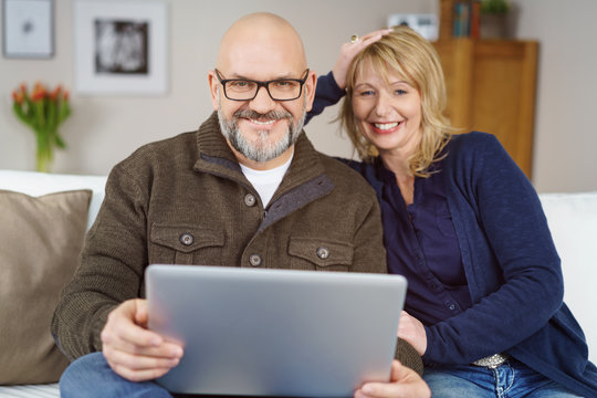 best-ager ehepaar mit laptop zu hause