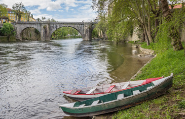 Fototapeta premium Boats in front of the roman bridge in Amarante