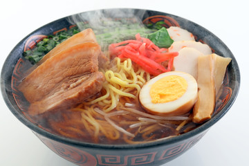 沖縄伝統の三枚肉そば