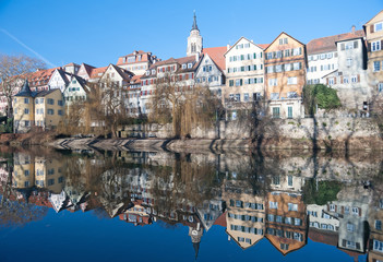 Altstadt Tübingen spiegelt sich im Neckar