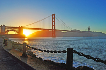 San Francisco, California, Usa: vista panoramica del Golden Gate Bridge al tramonto il 9 giugno. Il ponte, inaugurato nel 1937, è diventato il simbolo della città di San Francisco nel mondo
