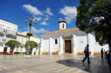 Fototapeta premium Plaza del ayuntamiento, iglesia de nuestra señora de la O, Ubrique, España