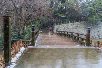 冬の松江城の千鳥橋の風景