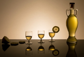 Limoncello fatto in casa.
Il limoncello è un liquore dolce ottenuto dalla macerazione in alcol...