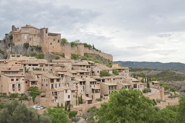 Fototapeta na wymiar Vista del bonito pueblo medieval de Alquézar en la Sierra de Guara en Huesca