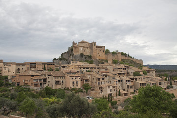 Fototapeta na wymiar Vista de la bonita villa medieval de Alquézar en la Sierra de Guara, Aragón, Huesca
