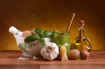 pesto alle noci con ingredienti intorno