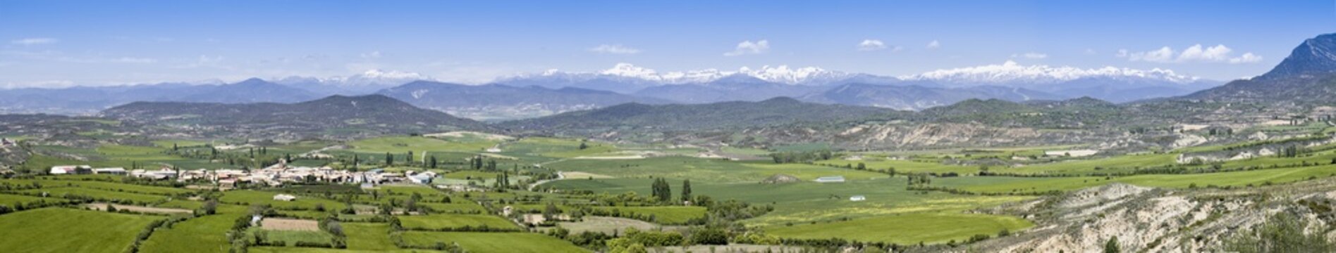 Panor&aacute;mica del pueblo de Bailo en Huesca y su fant&aacute;stico entorno con el Pirineo nevado como tel&oacute;n de fondo