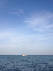 Obraz premium Alone fisherman' boat heading to deep blue see.