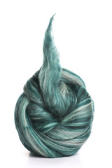 Моток мериносовой шерсти серо-зелёного цвета на белом фоне
