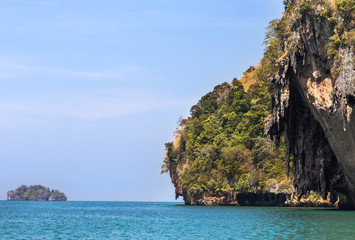 Fototapeta premium tropical sea with limestone and blue sky at railay beach krabi Thailand