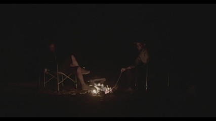 Amis autour d'un feu de camp