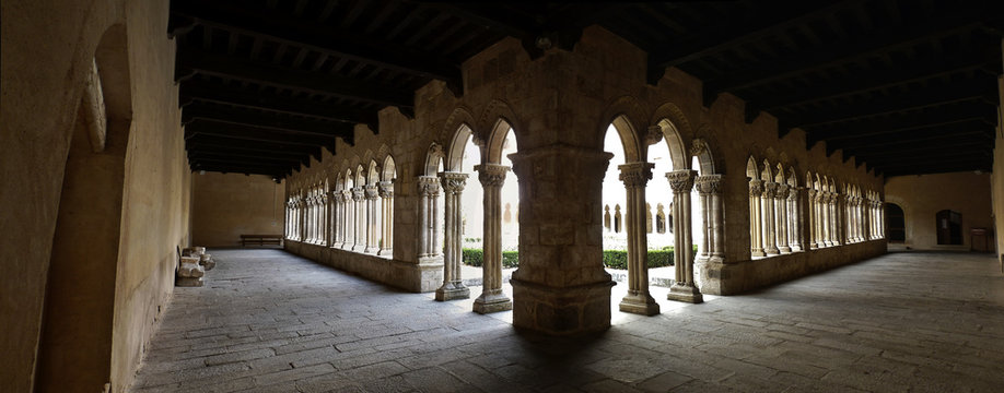 CLAUSTRO DE LA Iglesia monasterio de Nuestra Se&ntilde;ora de la Soterra&ntilde;a, de estilo g&oacute;tico arcaizante, siglo XV   Santa Mar&iacute;a la Real de Nieva,SEGOVIA,ESPA&Ntilde;A